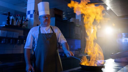 Küchenchef-Flambieren-Grand-Hotel-Zell-am-See-Weboptimiert